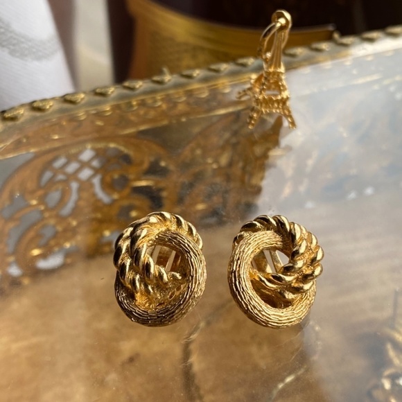 Tiny vintage gold tone authentic CHRISTIAN DIOR CLIP ON EARRINGS - Picture 2 of 8